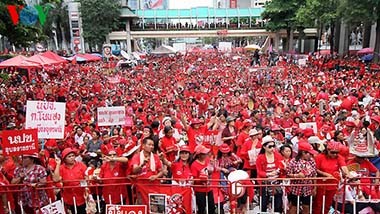 Thailand : Kubu baju Merah membuka pusat pengawasan referendum rakyat - ảnh 1