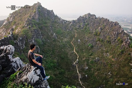 Musim panenan padi  kuning di kaki gunung Tram di peluaran ibukota Hanoi - ảnh 4