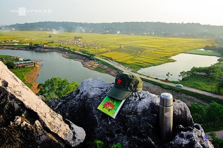 Musim panenan padi  kuning di kaki gunung Tram di peluaran ibukota Hanoi - ảnh 11