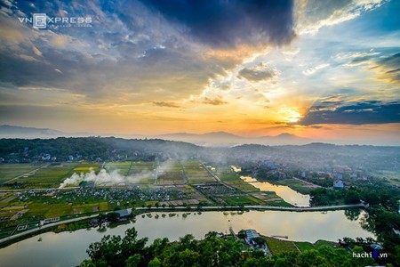 Musim panenan padi  kuning di kaki gunung Tram di peluaran ibukota Hanoi - ảnh 9