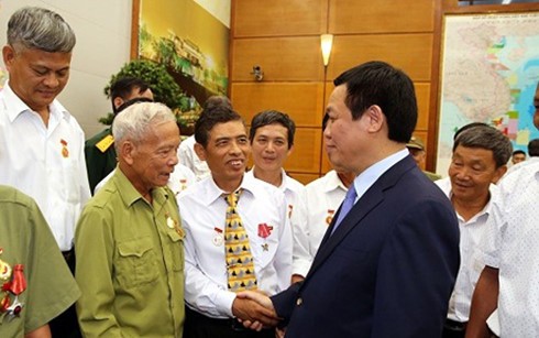 Deputi PM Vuong Dinh Hue menerima Rombongan para tokoh yang berjasa dari propinsi Nam Dinh - ảnh 1