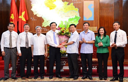 Ketua Mahkamah Rakyat Agung Nguyen Hoa Binh melakukan temu kerja  di propinsi Bac Ninh - ảnh 1