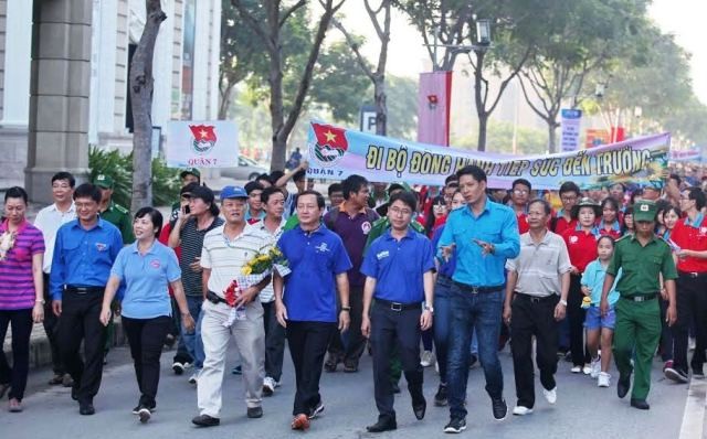 Ribuan pemuda relawan berjalan kaki dalam program “Estafet ke sekolah” - ảnh 1