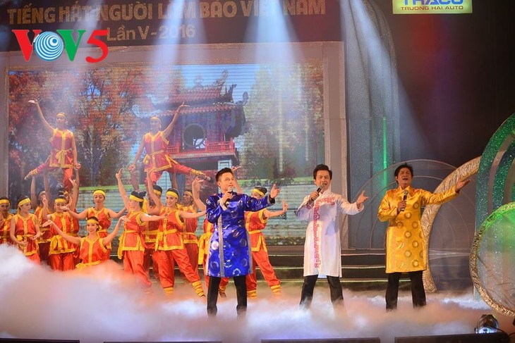 Babak semi final Festival Nasional ke-5 Nyanyian Para Wartawan Vietnam -tahun 2016 di kawasan Vietnam Utara - ảnh 3