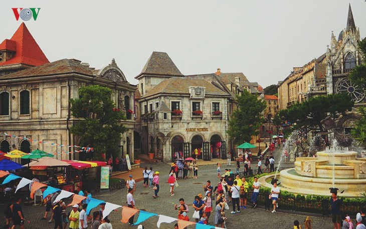 Ba Na Hills  menarik hati manusia karena  tempat-tempat rekreasi yang berkaliber internasional - ảnh 4