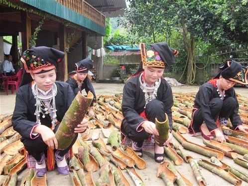 Kehidupan warga di daerah tananam pohon kayu  manis yang cukup sandang-cukup pangan - ảnh 1