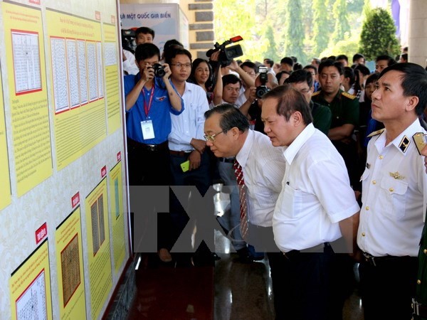 Pameran foto “Truong Sa- laut dan pulau Tanah Air” - ảnh 1