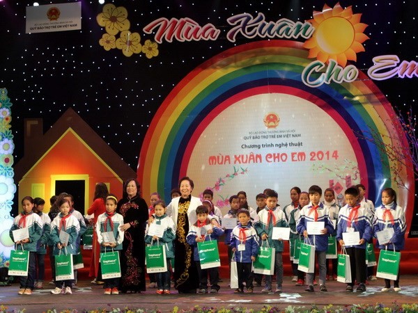 Program “Musim Semi untuk anak- anak” menerima 100 miliar dong Vietnam demi anak-anak miskin - ảnh 1