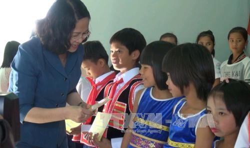 Wapres Dang Thi Ngoc Thinh mengunjungi dan mengucapkan selamat Hari Raya  Tet di propinsi Gia Lai - ảnh 1