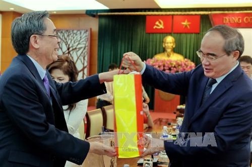 Ketua Pengurus Besar Front Tanah Air Vietnam, Nguyen Thien Nhan menghadiri pertemuan dengan para diaspora Vietnam - ảnh 1