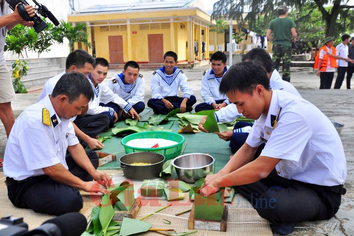 Hari Raya Tet yang penuh dengan perasaan prajurit tentara dan rakyat di kabupaten pulau Truong Sa - ảnh 1