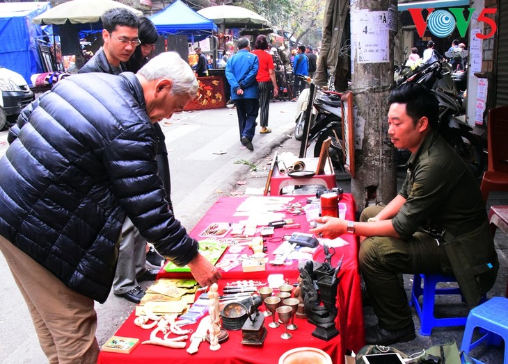 Pasaran barang antik Hang Luoc di jantungnya dari ibukota Hanoi - ảnh 10