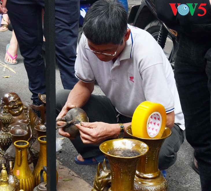 Pasaran barang antik Hang Luoc di jantungnya dari ibukota Hanoi - ảnh 14