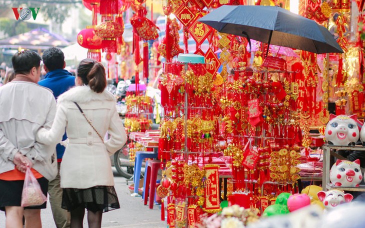 Orang Vietnam membelanjakan  330 triliun dong Vietnam pada bulan berlangsung Hari Raya Tet - ảnh 1