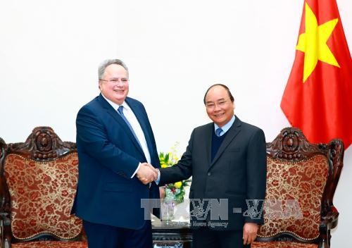 PM Nguyen Xuan Phuc menerima Menteri Luar Negeri Yunani, Nokis Kotzias - ảnh 1