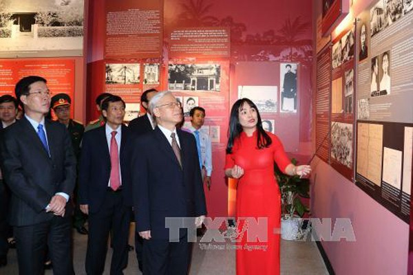 Sekjen Nguyen Phu trong menghadiri Pameran 