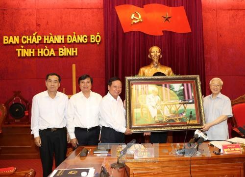  Sekjen Nguyen Phu Trong melakukan kunjungan kerja di propinsi Hoa Binh - ảnh 1