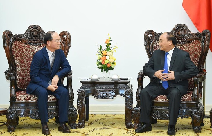  PM Vietnam, Nguyen Xuan Phuc menerima Direktur Utama Grup Samsung Vietnam - ảnh 1