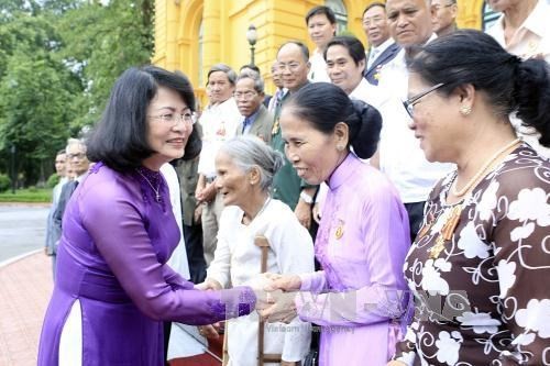  Wapres Vietnam menerima rombongan orang yang berjasa kepada revolusi  dari propinsi Thua Thien Hue - ảnh 1