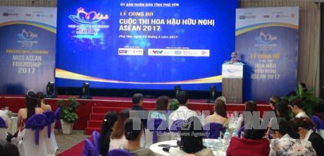 Tiga puluh  rupawan berpartisipasi dalam babak final Kontes Ratu Kecantikan Persahabatan ASEAN 2017 - ảnh 1