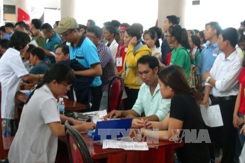 Hari pesta donor darah “Tetes darah merah berpadu tenaga demi laut dan pulau yang tercinta“ - ảnh 1