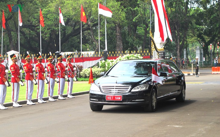 Presiden Indonesia, Joko Widodo memimpin upacara penyambutan resmi untuk Sekjen Nguyen Phu Trong - ảnh 1