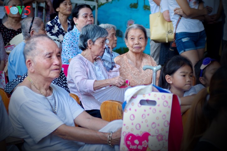 Berpadu tenaga demi satu Festival Medio Musim Gugur yang hangat - ảnh 10