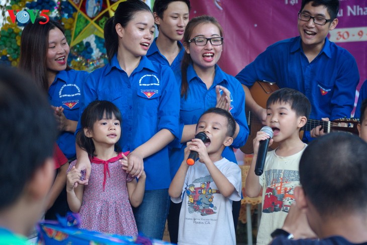 Berpadu tenaga demi satu Festival Medio Musim Gugur yang hangat - ảnh 14