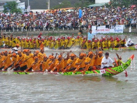 Pesta Oc Om Boc- Lomba jukung Ngo, ciri-ciri budaya  khas dari warga etnis Khmer di  daerah Nam Bo - ảnh 1