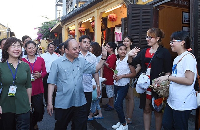 PM Vietnam, Nguyen Xuan Phuc membimbing pekerjaan bencana alam di  Kota Hoi An, Propinsi Quang Nam - ảnh 1