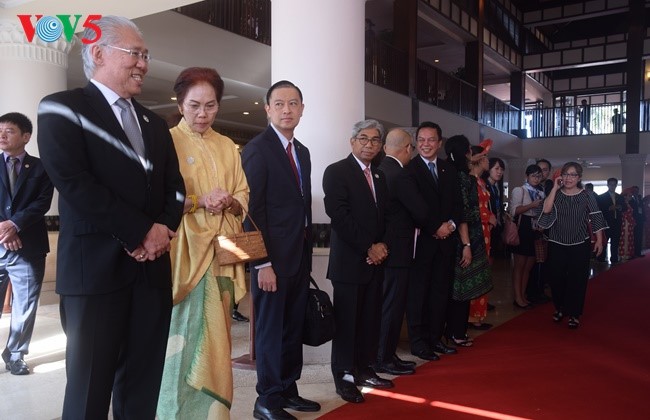 Presiden Indonesia, Joko Widodo tiba di Vietnam untuk menghadiri Pekan Tingkat Tinggi APEC 2017 - ảnh 3