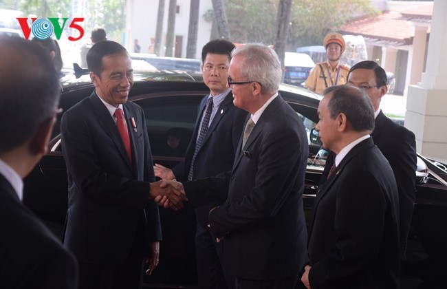 Presiden Indonesia, Joko Widodo tiba di Vietnam untuk menghadiri Pekan Tingkat Tinggi APEC 2017 - ảnh 4