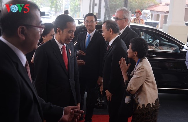 Presiden Indonesia, Joko Widodo tiba di Vietnam untuk menghadiri Pekan Tingkat Tinggi APEC 2017 - ảnh 5