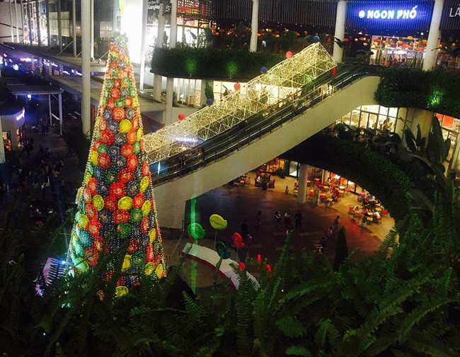 Memperkenalkan sepintas lintas tentang suasana menyambut Hari Natal di kota Hanoi - ảnh 1