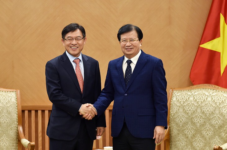 Deputi PM Vietnam, Trinh Dinh Dung menerima Presiden  Direktur Kompleks Samsung di Vietnam - ảnh 1