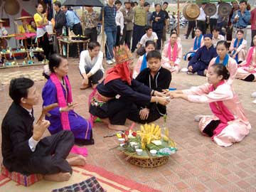 Adat memanggil arwah dari warga etnis minoritas Thai di daerah Tay Bac - ảnh 1