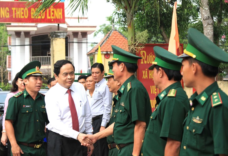  Ketua Pengurus Besar Front Tanah Air Vietnam, Tran Thanh Man mengunjungi dan memberikan bingkisan Hari Raya Tet di Propinsi An Giang - ảnh 1