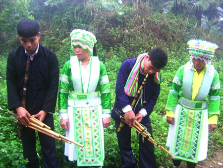 Pada musim Semi, mendengarkan kisah tentang seruling Khen dari warga etnis Mong di Daerah Tay Bac” - ảnh 1