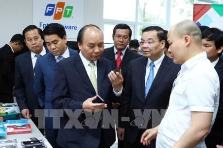 PM Vietnam, Nguyen Xuan Phuc melakukan temu kerja dengan Zona Industri Teknologi Tinggi Hoa Lac - ảnh 1