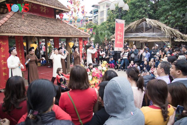 Warga Kota Hanoi membawa anak ke tempat meminta aksara awal tahun di Danau Van - ảnh 2