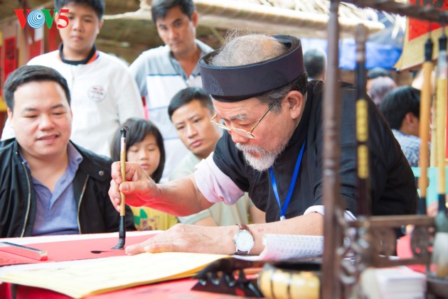 Warga Kota Hanoi membawa anak ke tempat meminta aksara awal tahun di Danau Van - ảnh 5