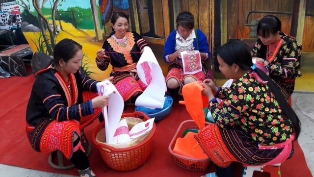 Seni membuat motif di busana tradisional orang Mong diakui sebagai Pusaka budaya non bendawi nasional - ảnh 1