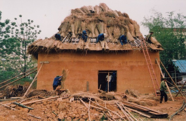 Rumah-rumah jamur yang khusus dari warga etnis minoritas Ha Nhi Hitam di provinsi Lao Cai - ảnh 2