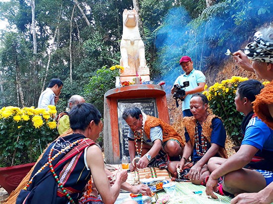 Warga etnis minoritas  Co Tu bersedekah kepada dewa hutan - ảnh 1