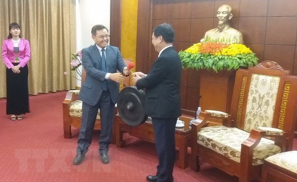 Ketua Pengurus Besar Front Laos demi pembangunan Tanah Air melakukan kunjungan di Propinsi Hoa Binh - ảnh 1