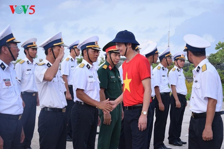  “Kaum muda berjalan  bersama demi Kepulauan Truong Sa hijau“ - ảnh 4