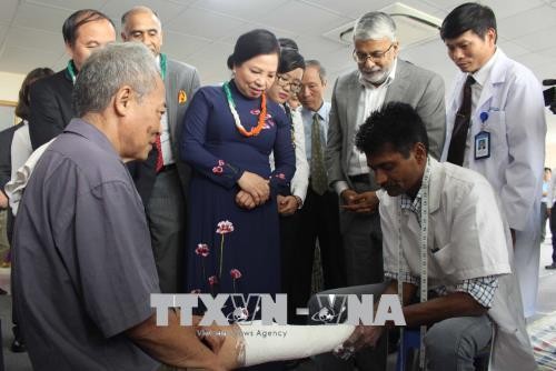 India memberikan bantuan untuk memasang kaki palsu gratis kepada penyandang cacad Propinsi Vinh Phuc - ảnh 1