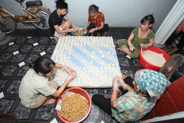 Kue Day Quan Ganh, satu jenis kue khas di Kota Hanoi - ảnh 1