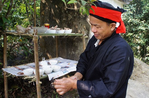 Upacara sedekah kepada hutan dari warga etnis minoritas Dao  - ảnh 1