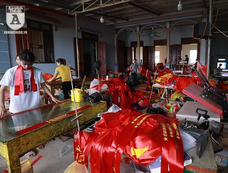 Tu Van- Desa tempat menjahit Bendera Nasional - ảnh 2